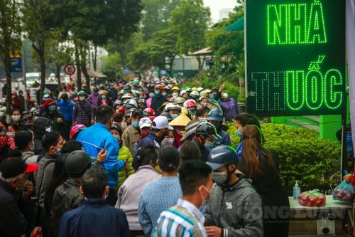Hà Nội: Người dân xếp hàng dài hàng chục mét, chờ nhận nông sản Hải Dương với giá 0đ