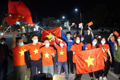 Vỡ òa niềm vui khi thành phố Chí Linh gỡ phong tỏa trong đêm