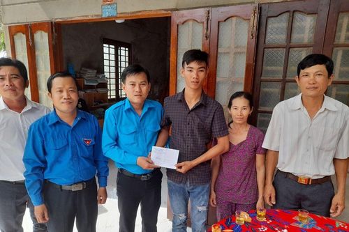 Bí thư Tỉnh đoàn Bến Tre động viên tân binh lên đường nhập ngũ