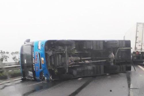 Xe khách bị lật ở cao tốc Nội Bài, 6 người thoát chết trong gang tấc
