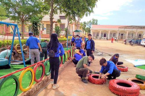 Đoàn thanh niên tạo khu vui chơi, lắp bể bơi di động 'xóa' nỗi ám ảnh đuối nước