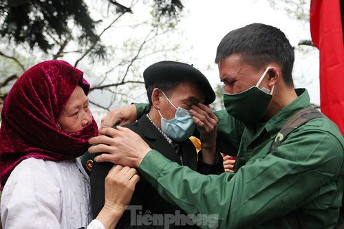 Tân binh huyện Mèo Vạc, Hà Giang xúc động chia tay người thân lên đường nhập ngũ
