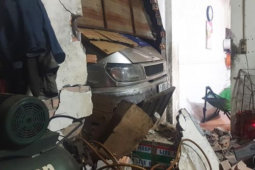 Liên tiếp 2 vụ ô tô mất lái trôi tự do tông sập nhà