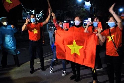 Người dân hò reo vui mừng khi TP Chí Linh gỡ lệnh phong tỏa