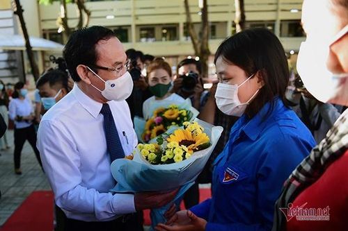 Nữ cử nhân TP.HCM nhập ngũ, hồi hộp chờ khoác áo xanh ra thao trường