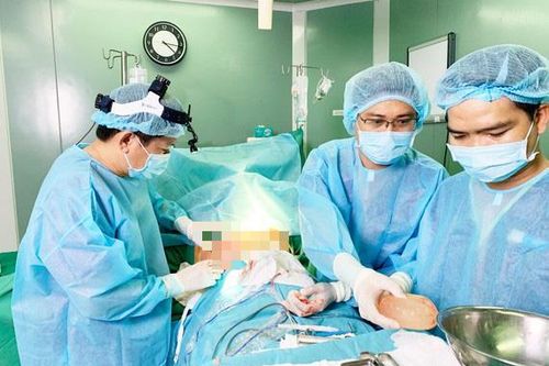 Spa 'bỏ quên' gạc trong ngực bệnh nhân