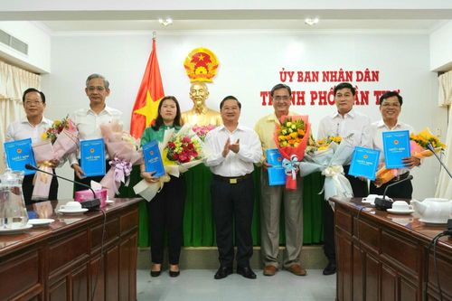 TP. Cần Thơ bổ nhiệm 5 Giám đốc Sở và Trưởng ban Ban Quản lý các Khu chế xuất và Công nghiệp