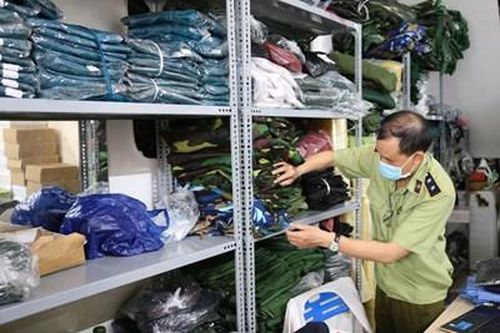 Phát hiện kho hàng có nhiều trang phục Quân đội, Công an