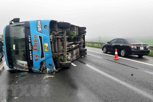 Xe khách bị lật trên cao tốc Nội Bài-Lào Cai, 1 người bị thương