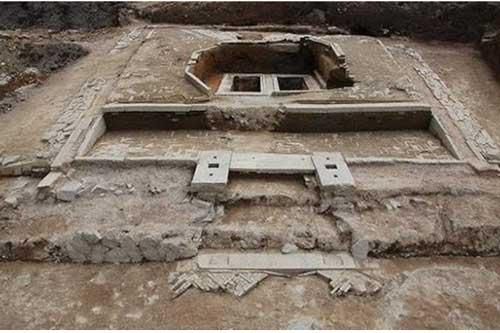 Tình cờ phát hiện lăng mộ ẩn trong lòng núi, hành động sau đó của đội công nhân bị cảnh sát lên án gay gắt