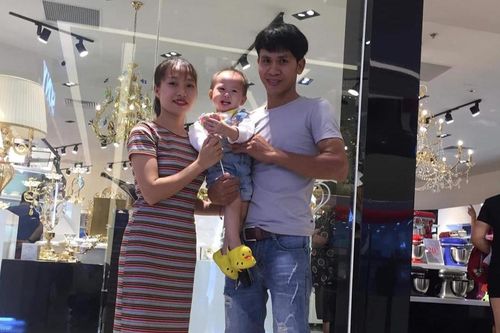 Khoảnh khắc hạnh phúc của anh Nguyễn Ngọc Mạnh khi được vợ tặng áo thu hút triệu view