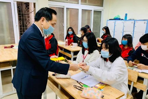 Tết đã đi xa, thầy Hiệu trưởng vẫn đích thân đến từng lớp trao lì xì các học trò