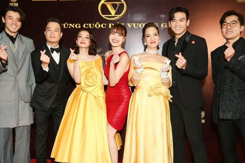 Hai 'gái già' Lan Ngọc - Kaity so kè nhan sắc, nửa showbiz tề tựu đại thảm đỏ