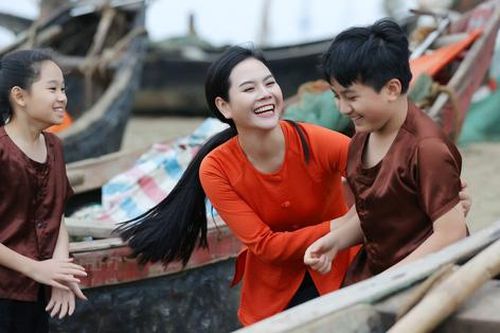 Lương Nguyệt Anh đưa con nuôi đóng MV mừng 8/3