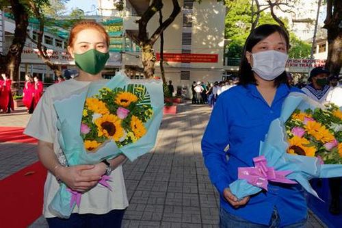 TPHCM: Hai nữ tân binh lên đường nhập ngũ