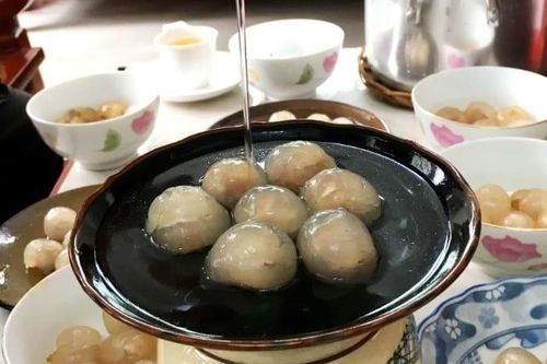 Vương giả món chè trái cây nhân... heo quay
