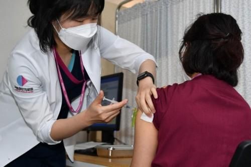 Hai người tử vong ở Hàn Quốc sau khi tiêm vaccine AstraZeneca