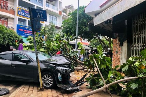 Xe 4 chỗ mất lái tông gẫy cây, sập mảng tường nhà dân
