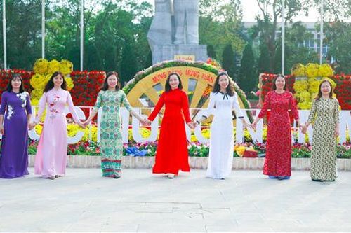Phụ nữ Quảng Trị rực rỡ sắc màu 'Tuần lễ áo dài' năm 2021