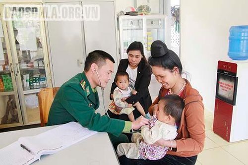 Nghĩa tình thầy thuốc 'quân hàm xanh'