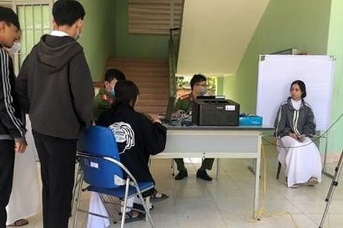 Lưu động cấp CCCD có gắn chip cho Mẹ VNAH và học sinh lớp 12