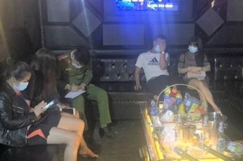 Vi phạm quy định chống dịch, chủ quán karaoke bị phạt 25 triệu đồng