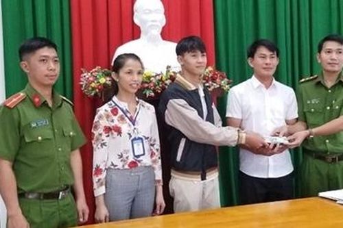 Học sinh lớp 12 tìm người trả lại ví bị rơi có nhiều giấy tờ và tài sản