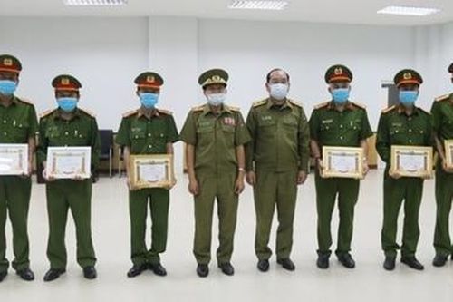 Công an tỉnh Sa Vẳn Na Khẹt (CHDCND Lào) khen thưởng lực lượng chữa cháy chợ Đen Sa Vẳn