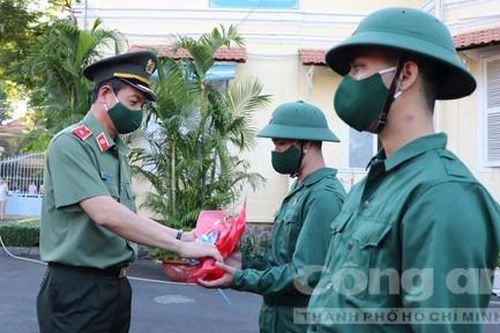 Giám đốc Công an TPHCM động viên thanh niên lên đường nhập ngũ