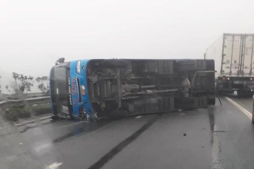 Xe khách đâm dải phân cách lật ngang trên cao tốc, 6 người may mắn thoát chết