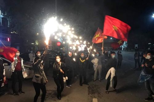 Người dân Chí Linh reo hò, bắn pháo hoa mừng ngày dỡ bỏ phong tỏa