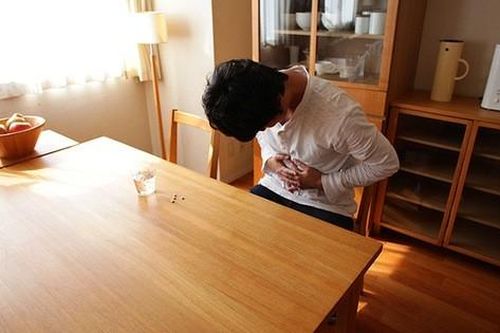 Chàng trai 20 tuổi nhiều lần ngất xỉu vì đau đớn, nguyên nhân do 7 yếu tố này gây ra