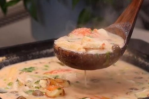 Soup gà nấu theo cách này vừa mới lạ, vừa thơm nức mùi cốt dừa, chị em nhất định phải thử ngay!
