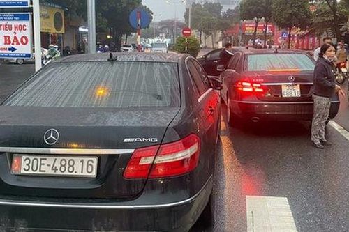 Diễn biến mới nhất vụ việc 2 xe Mercedes cùng biển số, cùng lưu thông trên một tuyến phố ở Hà Nội