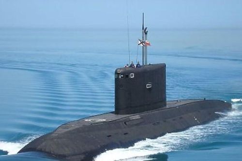 Tàu chiến Anh Mercey kèm chặt tàu ngầm Nga Rostov-on-Don ở eo biển Manche