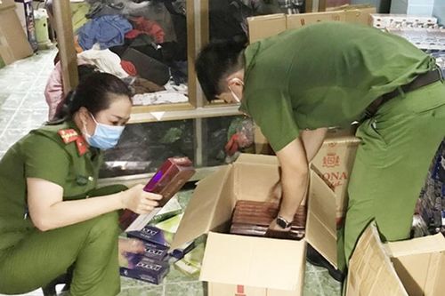 Giấu 22.000 gói thuốc lá lậu trong tiệm bách hóa