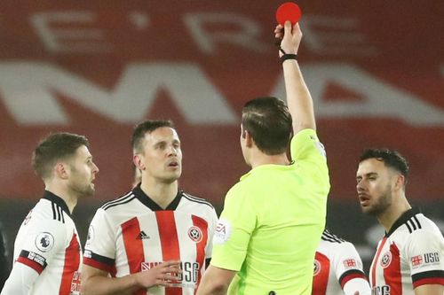 Aston Villa thua đội bét bảng dù chơi hơn người