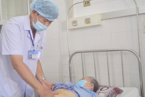 Cụ bà quên ống dẫn lưu trong niệu quản suốt 9 năm