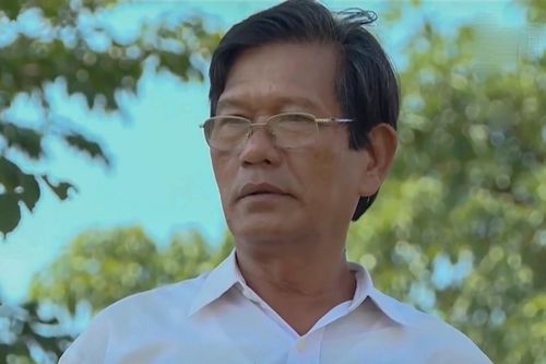 Bộ trưởng GD&ĐT tặng bằng khen cho thầy giáo nuôi 3 học trò mồ côi