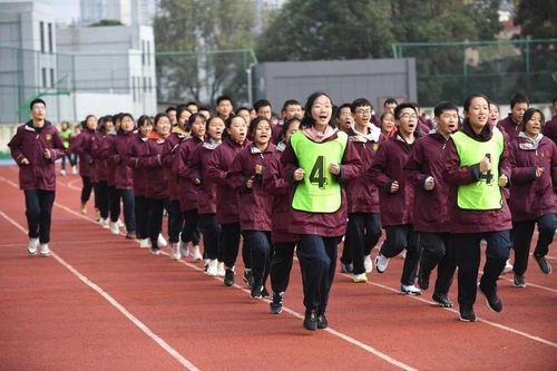 Thầy cô không giao bài tập, cha mẹ Trung Quốc sợ con kém bạn bè