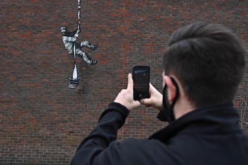 Bức vẽ tù nhân vượt ngục nghi của nghệ sĩ bí ẩn Banksy