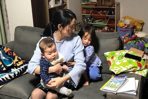Mẹ đơn thân Trung Quốc bị từ chối trợ cấp vì không có chồng