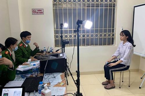 Công an quận Đống Đa xuyên đêm làm căn cước công dân gắn chíp cho người dân