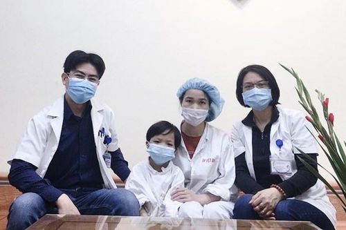 Bệnh nhi ghép tim nhỏ tuổi nhất Việt Nam ra viện