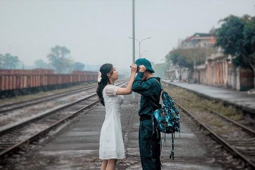 Bộ ảnh 'Tiễn người yêu lên đường nhập ngũ' của đôi bạn đến từ Quảng Ninh