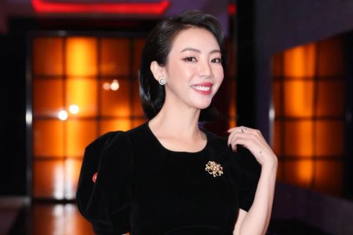 Thường sánh đôi cùng Tiến Luật, cớ sao Thu Trang lại một mình lẻ bóng đi xem phim?