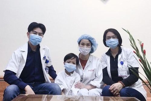 Bệnh nhi ghép tim nhỏ tuổi nhất Việt Nam ra viện