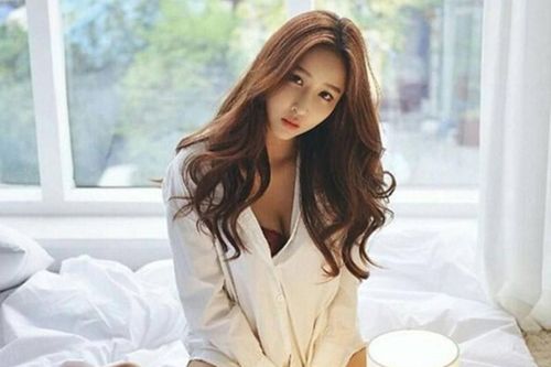 Diện sơ mi, gái xinh hóa 'thảm họa thời trang' vì lộ nguyên vòng 1