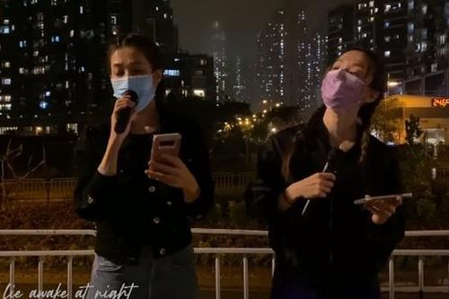 Chung Gia Hân, Vương Quân Hinh hát rong trên phố chỉ có 10 người xem