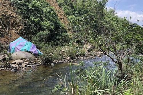 Ô tô tải chở keo lật xuống vực đè chết nữ công nhân
